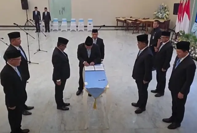 Lantik Sekwan Definitif, Gubernur Yulius Tekankan Peran Strategis Penghubung Eksekutif dan DPRD