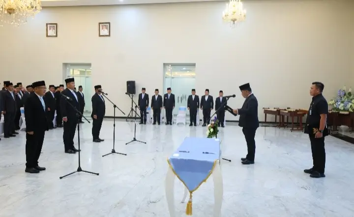 Gubernur Yulius Selvanus Lantik Pejabat Pimpinan Tinggi Pratama, Tekankan Integritas dan Percepatan Kinerja