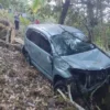Masuk Jurang di Remboken Minahasa, Pengemudi Avanza Selamat